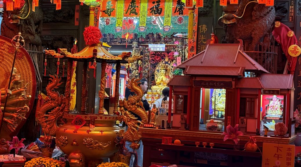 "Intricate and colorful interior of a temple at Shilin Night Market in Taipei, adorned with golden dragon sculptures, vibrant lanterns, and traditional decorations, creating a lively and cultural atmosphere."